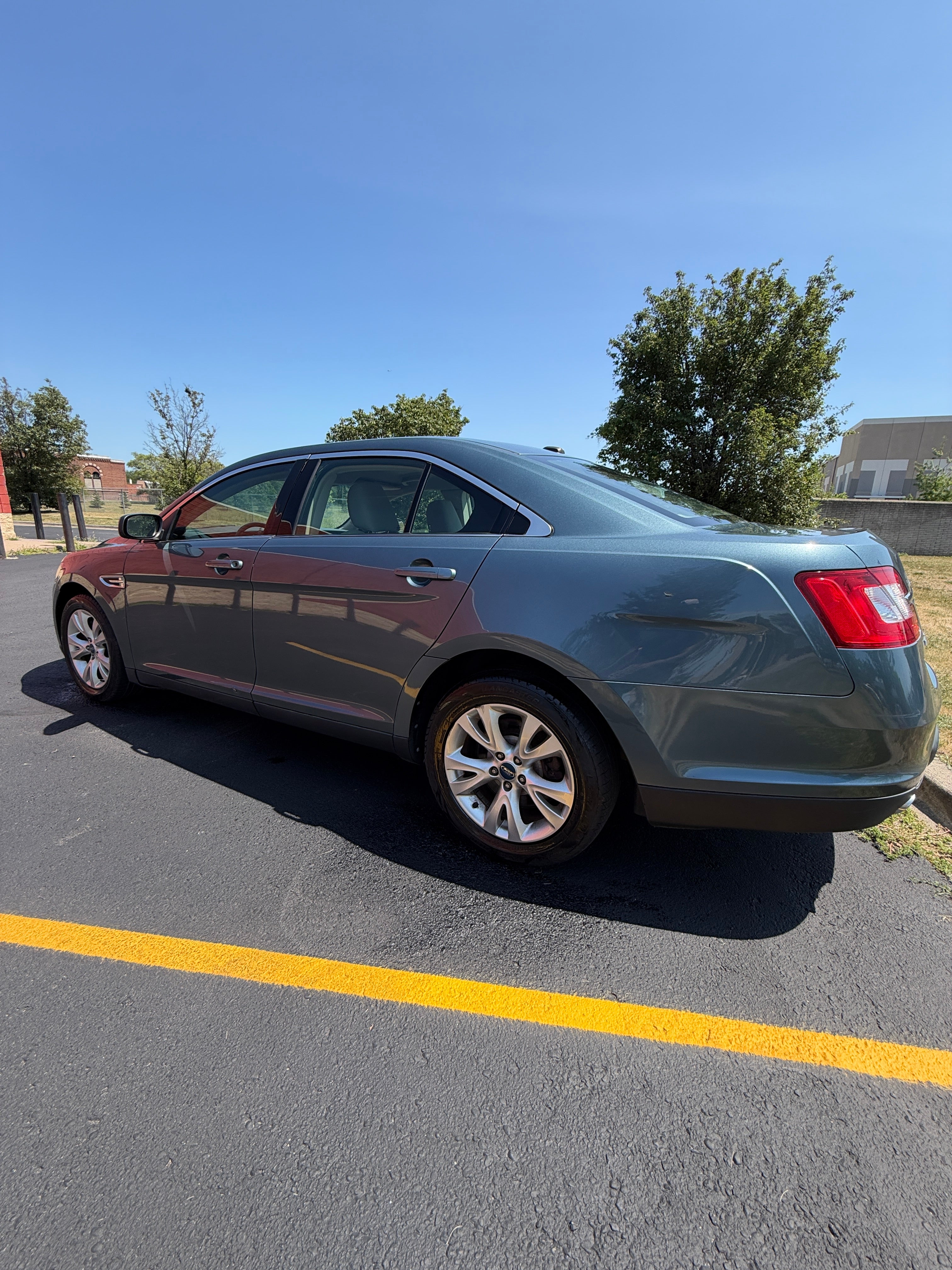 FORD TAURUS FULL SIZE RENTAL
